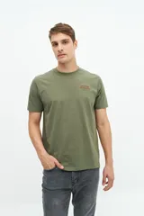 Remera verde militar de manga corta con cuello redondo, corte regular y estampado con texto bordado en relieve en el pecho.