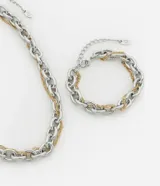 Conjunto de collar y pulsera de metal plateado y dorado con eslabones gruesos.