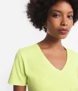 Remera básica celeste de media malla, con escote en V y mangas cortas.