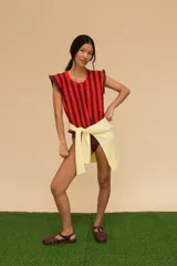 Top tejido a crochet a rayas verticales color azul marino y blanco, con volados en los bordes.