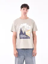 Remera blanca de corte recto con estampa fotográfica de edificios en la parte frontal.