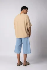 Remera negra de tejido tipo lino, corte holgado y cuello redondo. Sin estampas ni bordados.