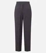 Pantalón de vestir gris oscuro, de corte recto, con bolsillos laterales y cierre frontal con botón y cremallera.