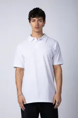 Chomba blanca de algodón con cuello clásico y tapeta de dos botones. Corte recto y mangas cortas.