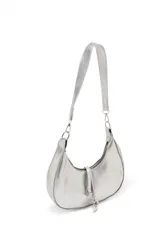 Cartera de hombro plateada con correa corta y cierre superior.
