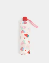 Paraguas corto con funda de tela, estampado con frutillas y corazones. Tiene mango rojo y correa de mano rosa.