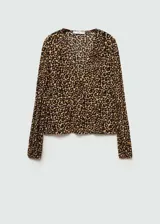 Blusa de tejido fluido color crema con estampado animal print negro, cuello en V y mangas largas abullonadas.