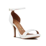Sandalia de tacón alto Vizzano, color blanco, con una tira delgada sobre los dedos y pulsera al tobillo con hebilla dorada.