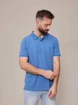 Chomba celeste de piqué de algodón con cuello clásico y tapeta de dos botones. Tiene logo bordado en el pecho. Corte clásico.