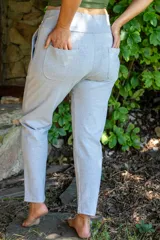 Pantalón de lycra de algodón color marrón, de tiro alto, corte ajustado y bolsillos delanteros y traseros.