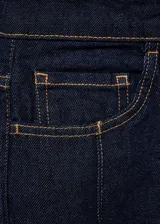 Pantalón de jean azul oscuro de corte recto, tiro medio y cinco bolsillos. Presenta cierre de cremallera y botón, costuras decorativas y largo hasta el tobillo.