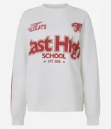 Buzo de tejido de punto color blanco hueso, con cuello redondo y mangas largas. Presenta un estampado frontal en rojo con el texto "East High School EST. 2006", el logo de los Wildcats y la inscripción "GO WILDCATS". Las mangas tienen una franja lateral roja.