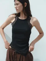 Top halter color ladrillo con textura y detalle de encaje a tono en cuello, sisas y ruedo.