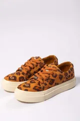 Zapatillas bajas con estampado animal print color marrón y suela color crema.