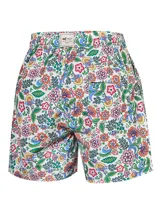 Short de baño celeste con estampado de caballitos de mar rosados. Tiene cintura elástica con cordón ajustable, bolsillos laterales y traseros.