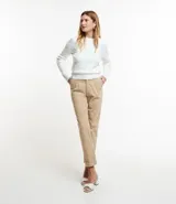 Pantalón de jean color beige, corte mom, con trabillas en la cintura, pliegues delanteros, cierre tradicional y bajo con dobladillo.