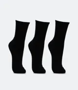 Kit de tres pares de medias deportivas blancas de caña media con suela de toalla.
