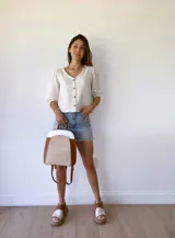 Blusa de muselina color crudo, con mangas tres cuartos abullonadas y botones de madera.