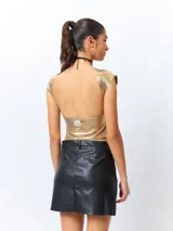 Top corto dorado metalizado, de manga corta y espalda descubierta.