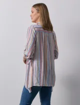 Camisa larga de rayón marca Robert Louis, con estampado a rayas verticales en tonos coral y blanco. Tiene cuello con solapa, abertura central con botones, mangas largas regulables con presilla y botón, y tajos laterales.
