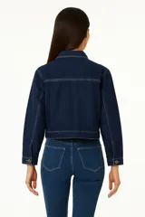 Chaqueta de jean blanca, holgada, con botones y cuello camisero, de manga 3/4.