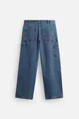 Pantalón de jean negro, corte relaxed fit, con bolsillos frontales y traseros tipo parche, tira multifunción y bolsillo tipo parche en las piernas. Tiene efecto lavado y cierre frontal con cremallera y botón.