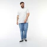 Remera polo blanca de piqué con estampado de palmeras, tablas de surf y sombrillas.