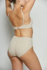 Corpiño blanco sin aro, de tricot con preformado en las tazas y breteles anchos regulables.