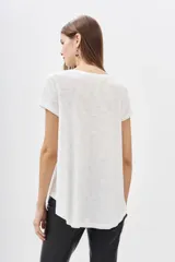 Remera negra de algodón, de corte holgado y mangas cortas.