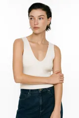 Musculosa roja de punto con escote en V y breteles anchos.