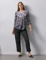Blusa de modal estampado con calado floral, marca Ruby Rd. Manga ¾ con aplique en crochet y terminación amplia.