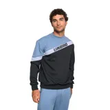 Buzo de hombre Umbro de corte clásico, con cuello redondo y mangas largas. Diseño color block en azul piedra, gris melange y negro, con logo Umbro estampado en diagonal sobre el pecho.