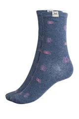 Par de medias de color azul con estampado de hojas rosas.