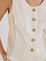 Chaleco color beige de lino con corte entallado y cierre frontal con botones de madera.