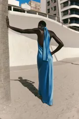 Vestido largo de satén color celeste, con cuello halter y espalda descubierta. Cierre trasero con cremallera oculta.