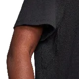 Remera negra de corte clásico y mangas cortas.