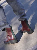 Botas de cuero color marrón con cierre lateral y suela track de goma negra.