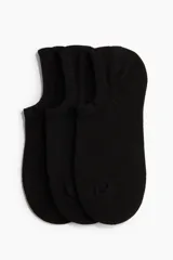 Pack de tres pares de medias cortas negras de punto fino, diseñadas para no verse. Cuentan con borde de silicona en la parte posterior del talón para evitar que se deslicen.
