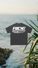Remerón gris con estampado en la espalda que dice 'RIDE glassywaves'.