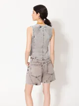 Top color beige confeccionado en tejido de algodón con cuello a la base y recortes de entalle.