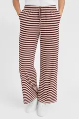 Pantalón de poliéster a rayas horizontales color beige y marrón, de calce holgado y tiro medio, con cintura elástica ajustable con cordón.