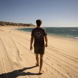 Remera color bordeaux con estampado en el pecho de un sol con texto.