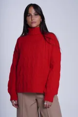Sweater rojo de punto trenzado con cuello alto.