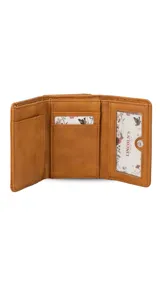 Billetera corta de símil cuero color beige claro, con cierre de broche a presión en la solapa principal. Presenta múltiples compartimentos internos para tarjetas y billetes, y un bolsillo exterior con cierre en la parte posterior. Lleva una placa metálica con el logo de la marca.