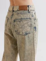 Pantalón de jean celeste con efecto batik, corte recto y terminación desflecada.