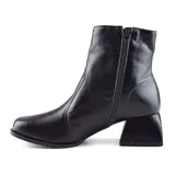 Bota casual de cuero negro con diseño de taco alto y corte elegante, ideal para el uso diario.