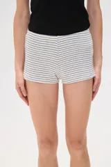 Short de algodón calado con estampado a rayas horizontales en tonos azul y blanco, corte ajustado.