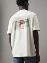 Pantalón de jean celeste, corte slim tapered, con bragueta con cremallera y diseño de cinco bolsillos. Calvin Klein.