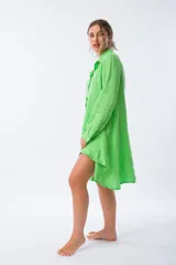 Camisa verde de lino con botones de nácar.