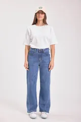 Pantalón de jean azul de corte recto y tiro alto.